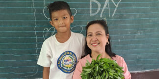 Student Went Viral, Giving His Teacher Vegetable Instead Of Flowers On Teacher’s Day
